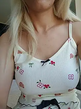 Snapshot of Sweet_xxBuse chatting on July 16, 9:26 am Sweet xxBuse online show from July 16, 9:26 am