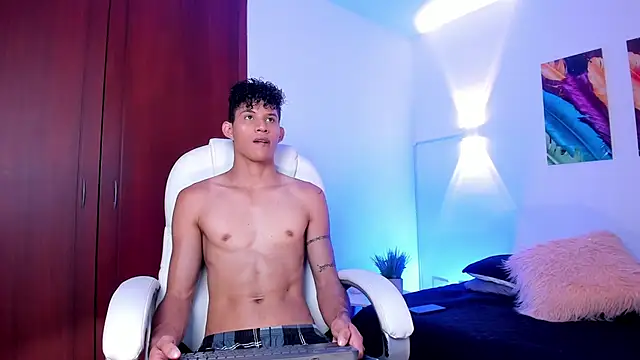 Snapshot of KamiSuarez chatting on May 26, 6:37 pm KamiSuarez online show from May 26, 6:37 pm