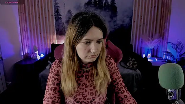 Snapshot of AleksaLaurent chatting on November 3, 5:52 am AleksaLaurent online show from November 3, 5:52 am