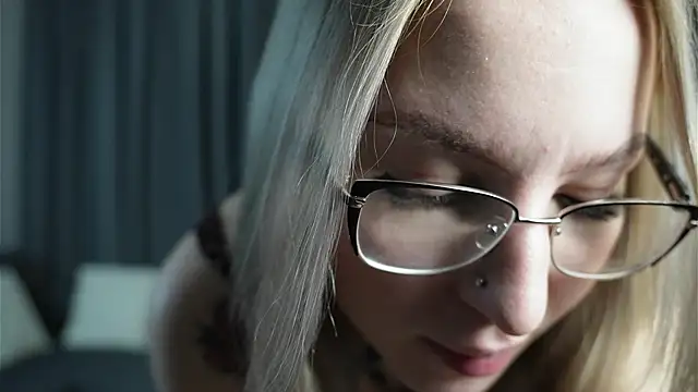 Snapshot of LorisCaldon chatting on November 15, 9:28 am LorisCaldon online show from November 15, 9:28 am