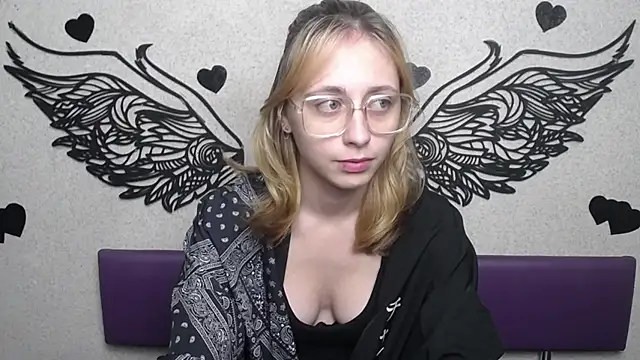 TracyLll online show from December 5, 6:22 am