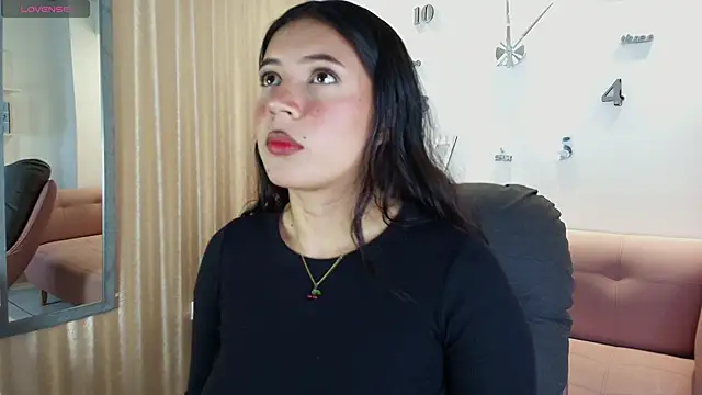 Snapshot of KamyGlam chatting on February 7, 8:01 pm KamyGlam online show from February 7, 8:01 pm