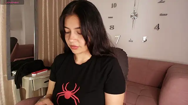 Snapshot of KamyGlam chatting on February 10, 8:02 pm KamyGlam online show from February 10, 8:02 pm