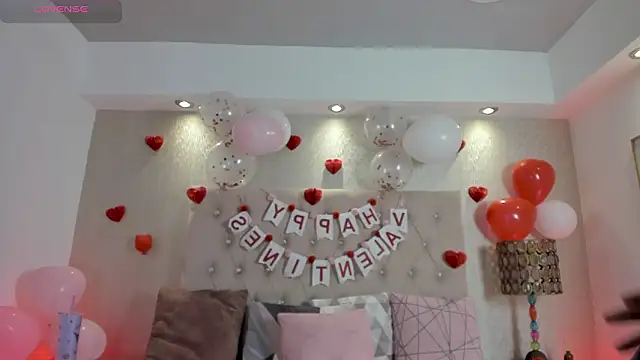 Snapshot of KamyGlam chatting on February 14, 8:05 pm KamyGlam online show from February 14, 8:05 pm