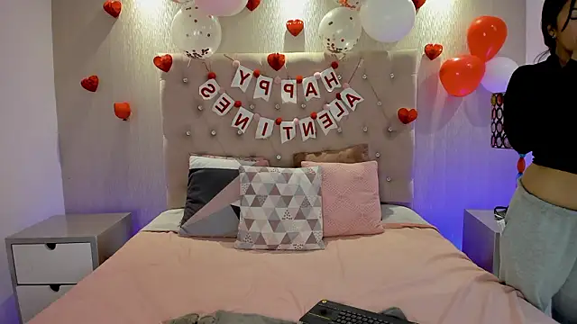 Snapshot of KamyGlam chatting on February 15, 8:05 pm KamyGlam online show from February 15, 8:05 pm