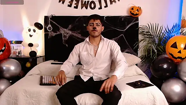 Snapshot of jaiden_thoner chatting on October 31, 4:13 am jaiden thoner online show from October 31, 4:13 am