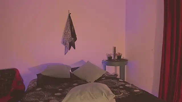 estmonnn online show from December 18, 1:55 am