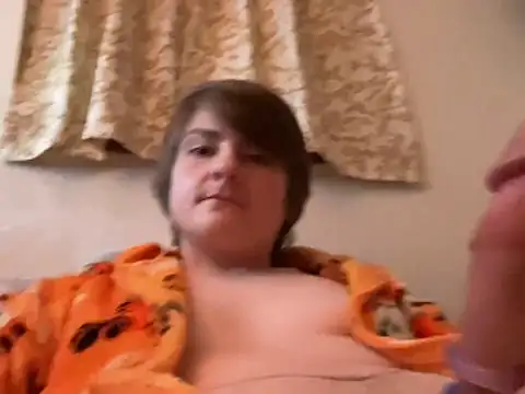 Snapshot of smallguy808 chatting on October 30, 4:03 am smallguy808 online show from October 30, 4:03 am