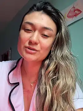 Im-Lola online show from February 1, 7:45 pm