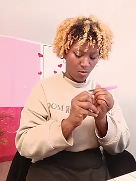 EvonyFoxxx online show from April 2, 8:06 pm