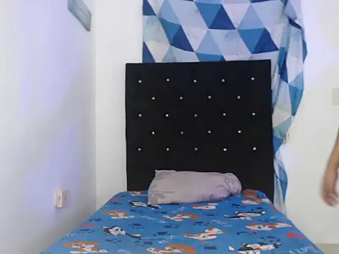 Snapshot of zoelittle3 chatting on October 31, 1:17 am zoelittle3 online show from October 31, 1:17 am