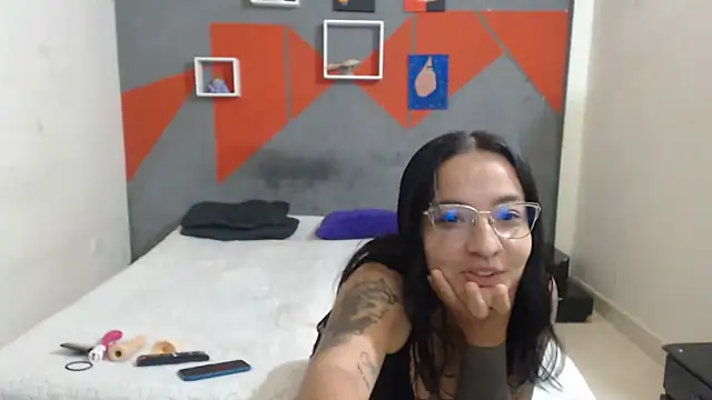 Snapshot of Girlbigtits chatting on November 4, 2:05 pm Girlbigtits online show from November 4, 2:05 pm