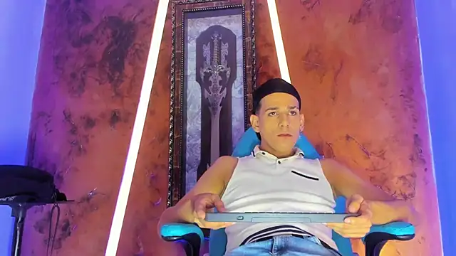 Snapshot of noah_deluxe chatting on October 31, 1:12 pm noah deluxe online show from October 31, 1:12 pm