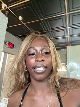 Snapshot of MadameMuse chatting on June 22, 6:27 pm MadameMuse online show from June 22, 6:27 pm