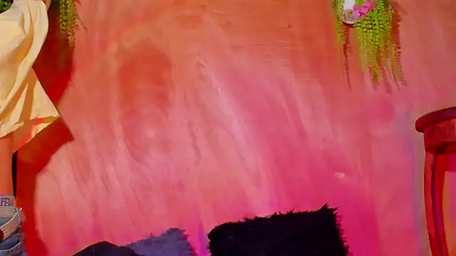 Leo Glow online show from February 3, 1:05 pm