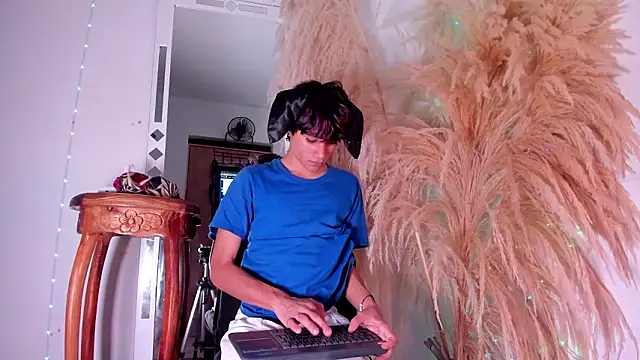 Leo Glow online show from March 4, 11:22 pm