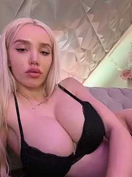 Snapshot of Lana-Grey chatting on April 8, 9:37 pm Lana-Grey online show from April 8, 9:37 pm