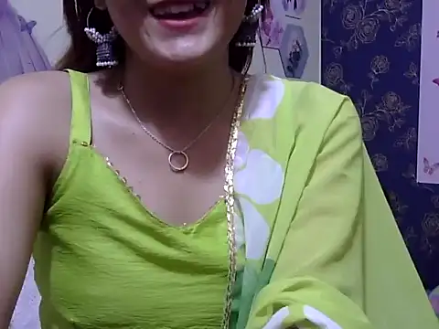 Snapshot of maira_33 chatting on April 11, 4:33 pm maira 33 online show from April 11, 4:33 pm