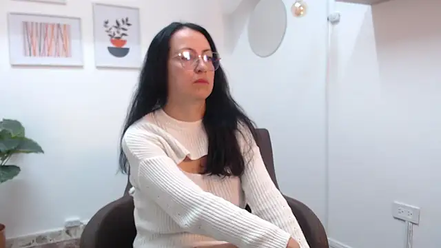 Lauryn Jones online show from November 19, 2:39 pm