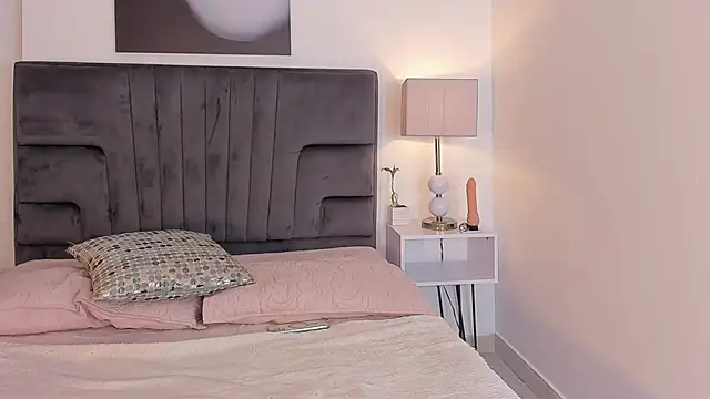 Snapshot of maddy__moon chatting on November 27, 4:25 am maddy moon online show from November 27, 4:25 am