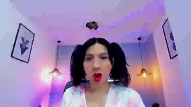 zoe-moreau online show from April 7, 7:25 pm