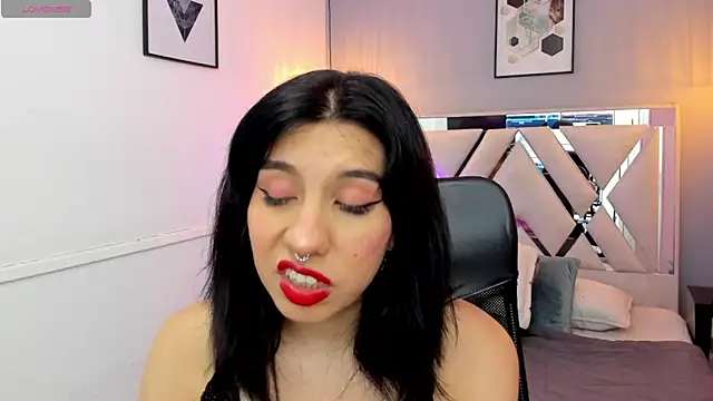 zoe-moreau online show from April 18, 8:09 pm