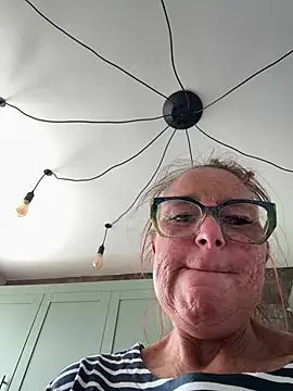 Snapshot of Angel-LinaX chatting on July 4, 8:53 am Angel-LinaX online show from July 4, 8:53 am