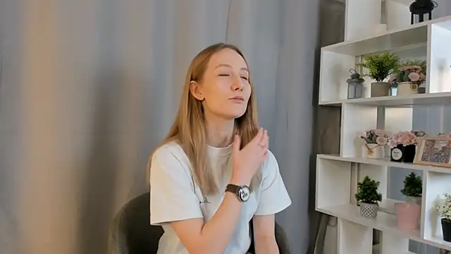 Snapshot of NikoleOwen chatting on November 11, 8:25 am NikoleOwen online show from November 11, 8:25 am