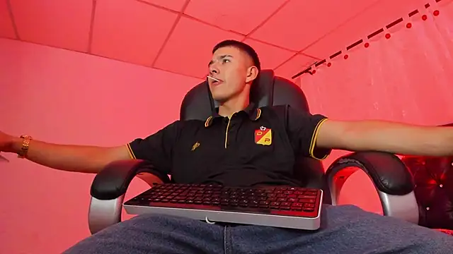 Aleck Boy online show from November 12, 8:30 pm