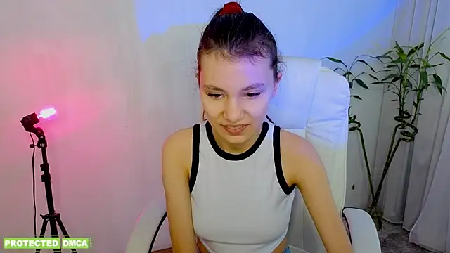 Little  Lunaa online show from February 25, 11:31 am