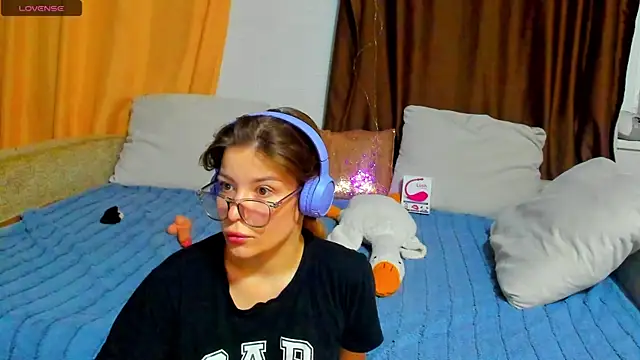 Eva purrr  online show from November 18, 1:11 am