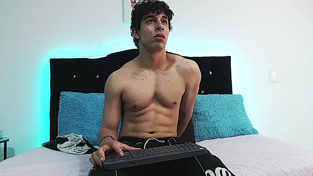 Snapshot of chris_evans27 chatting on February 13, 11:45 pm chris evans27 online show from February 13, 11:45 pm