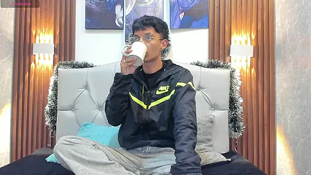 Elian Julian online show from November 22, 7:46 pm