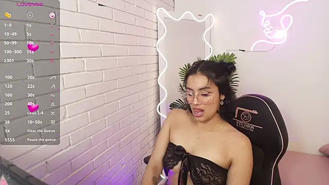 PEACHY TAY online show from December 1, 11:59 am