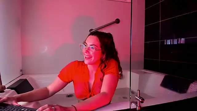 Snapshot of SaraAlvarezx chatting on June 21, 5:10 am SaraAlvarezx online show from June 21, 5:10 am