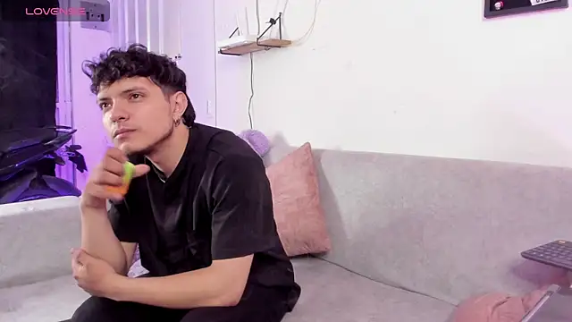 Snapshot of MidNightTouch-21 chatting on November 19, 4:34 am MidNightTouch-21 online show from November 19, 4:34 am