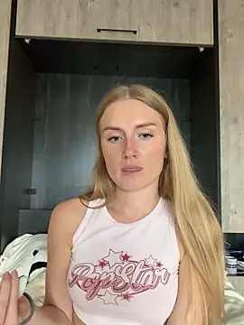 Snapshot of olliebells chatting on June 12, 12:15 pm olliebells online show from June 12, 12:15 pm