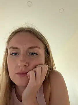 Snapshot of olliebells chatting on July 6, 3:03 pm olliebells online show from July 6, 3:03 pm