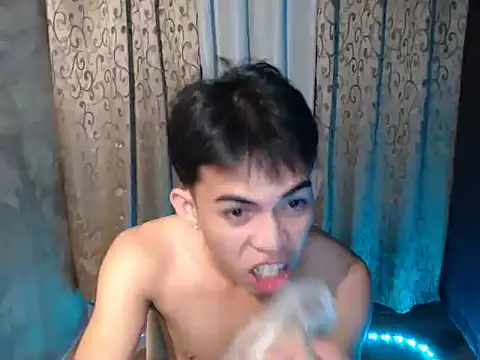 Urhotsilverboy online show from December 3, 3:32 pm