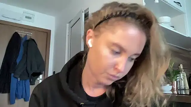 Snapshot of Ameli8 chatting on February 12, 1:06 pm Ameli8 online show from February 12, 1:06 pm