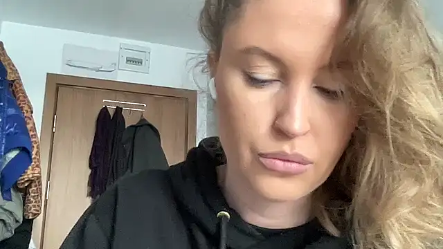 Snapshot of Ameli8 chatting on February 15, 10:47 am Ameli8 online show from February 15, 10:47 am