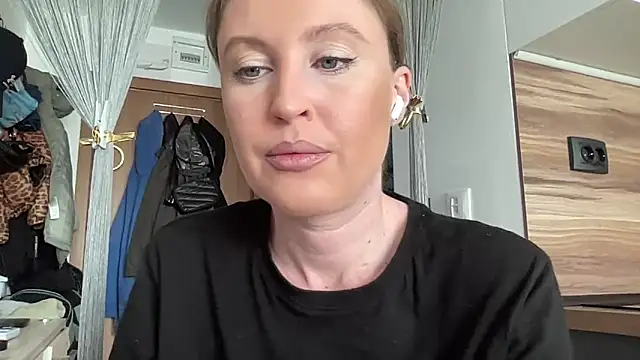 Snapshot of Ameli8 chatting on April 23, 9:30 am Ameli8 online show from April 23, 9:30 am