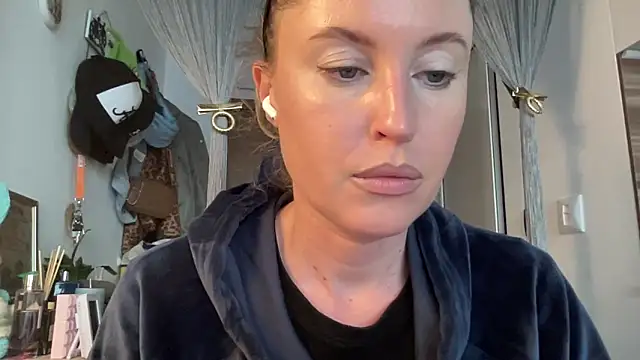 Snapshot of Ameli8 chatting on April 30, 11:27 am Ameli8 online show from April 30, 11:27 am