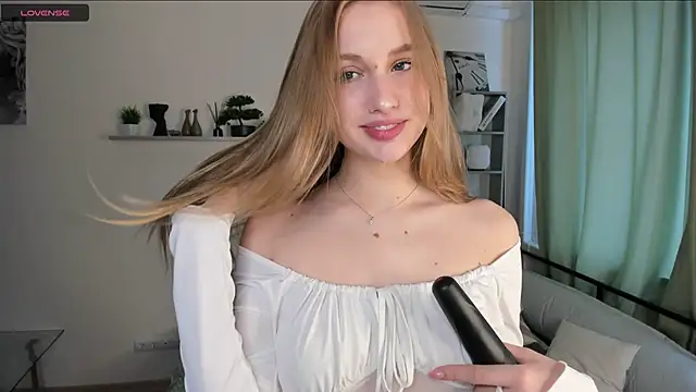 Snapshot of TawnyaVanschaick chatting on May 1, 10:20 am TawnyaVanschaick online show from May 1, 10:20 am