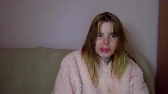 Snapshot of HornyElena chatting on November 19, 6:52 pm HornyElena online show from November 19, 6:52 pm