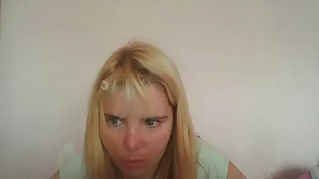 Snapshot of HornyElena chatting on July 1, 8:16 am HornyElena online show from July 1, 8:16 am