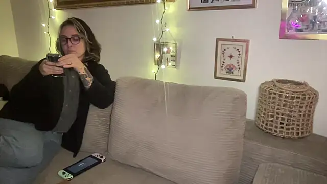 Snapshot of angelgirl98 chatting on December 22, 4:20 am angelgirl98 online show from December 22, 4:20 am
