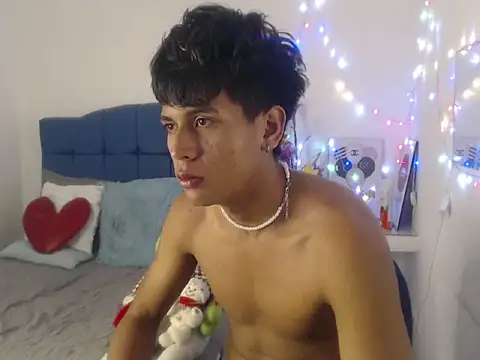 Valentino Lane online show from December 3, 1:20 pm