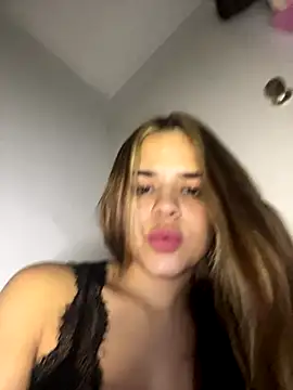 Snapshot of Sara__Secret chatting on November 9, 4:00 am Sara Secret online show from November 9, 4:00 am