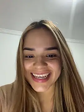 Snapshot of Sara__Secret chatting on November 13, 1:48 am Sara Secret online show from November 13, 1:48 am